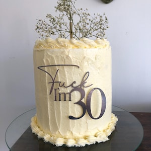 Fuck I'm [Alter]“ Cake Front/Topper– Freche Tortendeko aus Finnpappe – Für Geburtstag & Geschenk – Personalisierbar, 10–15 cm, viele Farben