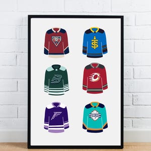 Puede incluir: Un diseño de arte de pared imprimible con seis camisetas de hockey en diferentes colores y diseños. Las camisetas tienen nombres de equipo y logotipos, incluyendo "Victorie", "Sirens" y una "S" estilizada.