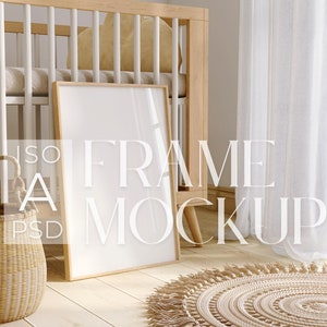 Maqueta de marco de guardería | Arte de pared para habitación de niños | Plantilla PSD para Photoshop | Marco en el interior de una casa | Reflejo de vidrio | Maqueta de póster tamaño A2, A3, A4