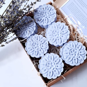 Set de 6 pastillas efervescentes de ducha de lavanda aromática (40 g cada una) con cristales de mentol, bombas de ducha hechas a mano en el Reino Unido / 100% naturales + aceites esenciales