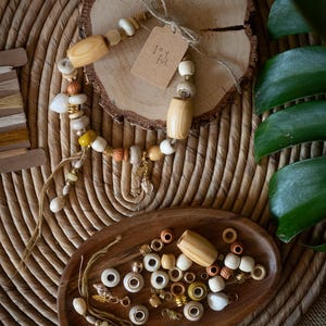 Boho2 Dreadlock Perlen Set: 35 Stück + Fäden, Holz, goldenes Metall, Keramik, echte Muschelakzente