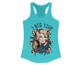 Può includere: Un top a spalline color turchese con una stampa grafica di Dolly Parton con il testo "I Beg Your Pardon" in nero.
