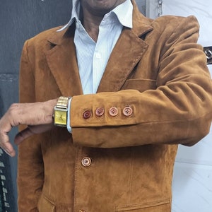 Blazer de piel de cordero auténtica de color marrón dorado para hombre, abrigo de gamuza para hombre para eventos formales y reuniones, blazer de cuero de celebridad con puntadas de látigo