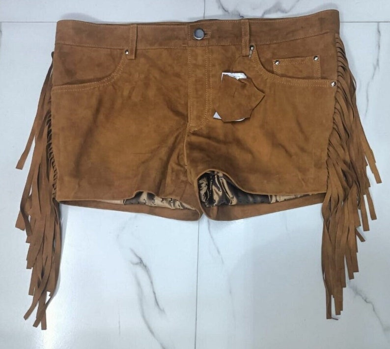K&ouml;nnte beinhalten: Braune Wildleder-Shorts mit Fransenbesatz. Die Shorts haben eine vordere Tasche und eine hintere Tasche.