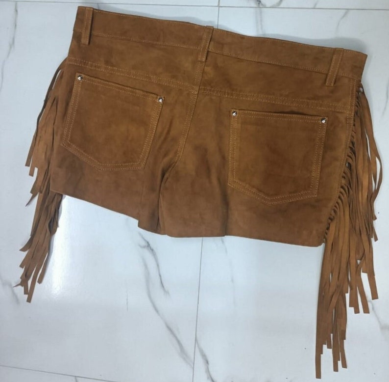 K&ouml;nnte beinhalten: Braune Wildleder-Shorts mit Fransenbesatz. Die Shorts haben zwei Vordertaschen und zwei Ges&auml;&szlig;taschen.