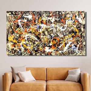 Könnte beinhalten: Abstraktes Gemälde mit schwarzem Hintergrund und Spritzern von gelber, orangefarbener, weißer und blauer Farbe. Das Gemälde ist gerahmt und hängt an einer Wand in einem Wohnzimmer.