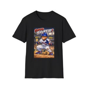 Pode incluir: Camiseta preta com uma ilustração de desenho animado de um jogador de beisebol com o uniforme dos Mets, com o texto "Soto Shuffle!" e "Eye!". O jogador está segurando um bastão e pronto para rebater.