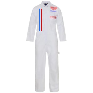 Pode incluir: Macacão de corrida branco com uma faixa azul e vermelha na frente. O macacão tem a inscrição "HEUER MCQUEEN" e "Firestone". Possui mangas compridas e gola.