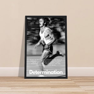 Póster de papel mate de primera calidad con marco de madera y frase "Determinación al correr" de Steve Prefontaine