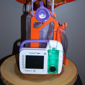 Hero Tubie™ para la bomba Kangaroo Omni. Soporte/base portátil para bomba de alimentación por sonda gástrica. ¡Funciona solo con una bolsa individual de 500 ml! ¡Envío nacional gratuito!