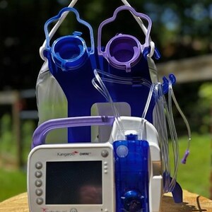 Hero Tubie™ para la bomba Kangaroo Omni. Soporte/base portátil para bomba de alimentación por sonda gástrica. ¡Funciona con bolsa doble de 500 ml! ¡Envío nacional gratuito!