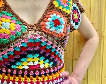 Top Granny en pur coton au crochet. Pièce unique bouton en bois taille S avec gravure faite main