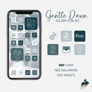 Puede incluir: Una pantalla de teléfono que muestra un conjunto de iconos de aplicaciones en un estilo minimalista con un esquema de color gris y blanco. Los iconos están dispuestos en una cuadrícula y presentan dibujos de línea simples de aplicaciones populares como Instagram, TikTok, Spotify, y más. El texto "Gentle Dawn IOS App Icon Set" se muestra en la parte superior de la pantalla. El teléfono está sobre un fondo blanco.