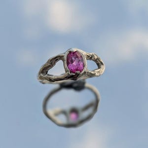 Anillo de rubí, piedra rosa, banda orgánica ondulada, plata maciza, único y a medida.