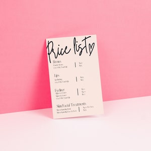 Puede incluir: Una lista de precios blanca con un s&iacute;mbolo de coraz&oacute;n negro. La lista incluye precios para varios servicios de belleza, que incluyen cejas, labios, delineador de ojos y tratamientos para la piel/la cara.