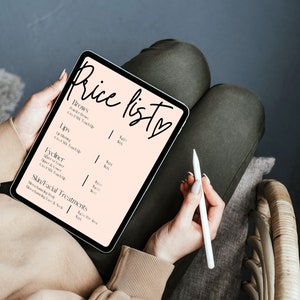 Puede incluir: Una tableta digital rosa y blanca que muestra una lista de precios para servicios de belleza, que incluyen cejas, labios, delineador de ojos y tratamientos faciales para la piel. La tableta la sostiene una persona con un l&aacute;piz blanco.
