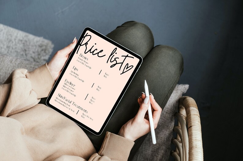 Puede incluir: Una tableta digital rosa y blanca que muestra una lista de precios para servicios de belleza, que incluyen cejas, labios, delineador de ojos y tratamientos faciales para la piel. La tableta la sostiene una persona con un l&aacute;piz blanco.
