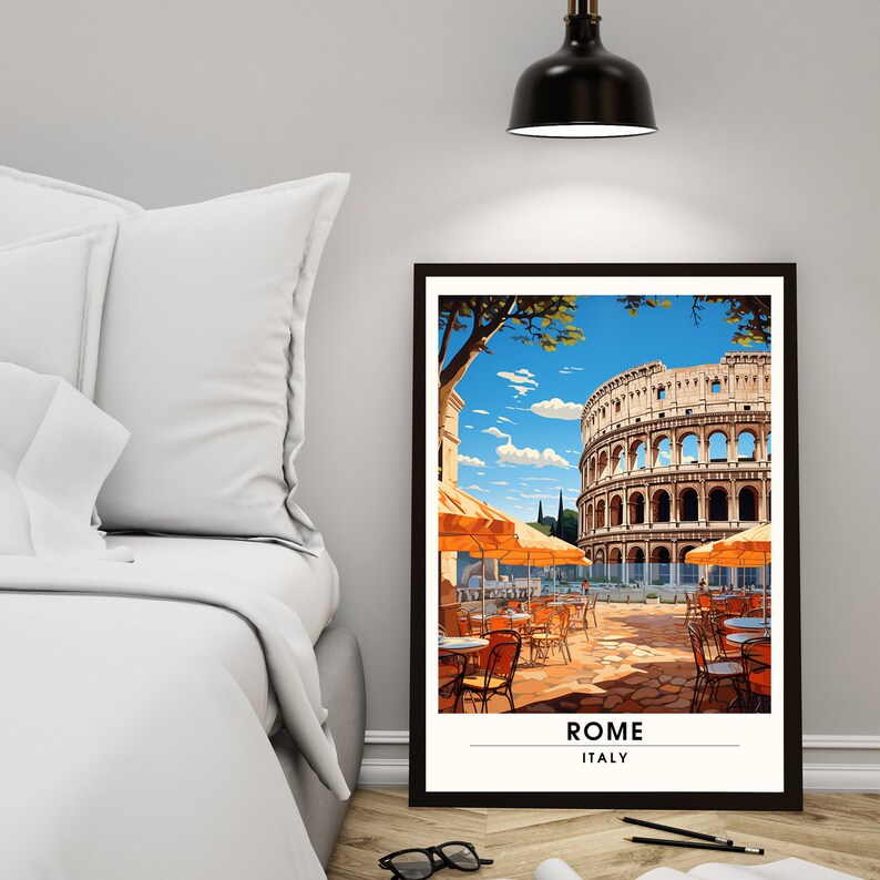 Pu&ograve; includere: Un'illustrazione colorata del Colosseo a Roma, Italia. Il Colosseo &egrave; un grande anfiteatro antico con un esterno in pietra marrone. Ci sono tavoli e sedie di fronte al Colosseo e alcuni alberi sullo sfondo. Il cielo &egrave; blu con nuvole bianche. Il testo "ROMA ITALIA" &egrave; stampato sotto l'immagine.