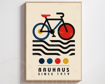 Peut inclure: Une affiche encadrée de style Bauhaus représentant un vélo stylisé en rouge, bleu et noir. Le design comprend une ligne noire ondulée et une rangée de cercles colorés. Le texte "Bauhaus Since 1919" est en bas.