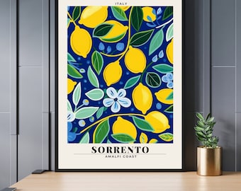 Puede incluir: Un póster con fondo azul que presenta una ilustración estilizada de limones y flores. El texto "SORRENTO AMALFI COAST" está en la parte inferior del póster. El texto "ITALY" está en la parte superior del póster.