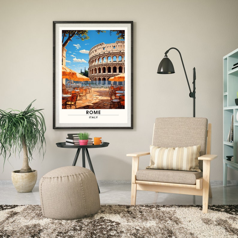 Pu&ograve; includere: Una stampa incorniciata del Colosseo a Roma, Italia. La stampa mostra il Colosseo con un cielo blu e nuvole bianche sullo sfondo. In primo piano ci sono tavoli e sedie, che suggeriscono un caff&egrave; o un ristorante.