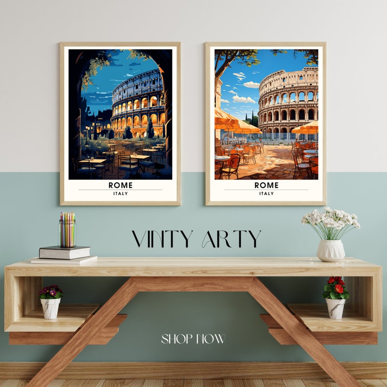 Pu&ograve; includere: Due stampe incorniciate del Colosseo a Roma, Italia. La stampa a sinistra mostra il Colosseo di notte con un cielo blu e stelle. La stampa a destra mostra il Colosseo di giorno con un cielo blu e nuvole. Entrambe le stampe presentano un caff&egrave; con tavoli e sedie di fronte al Colosseo.