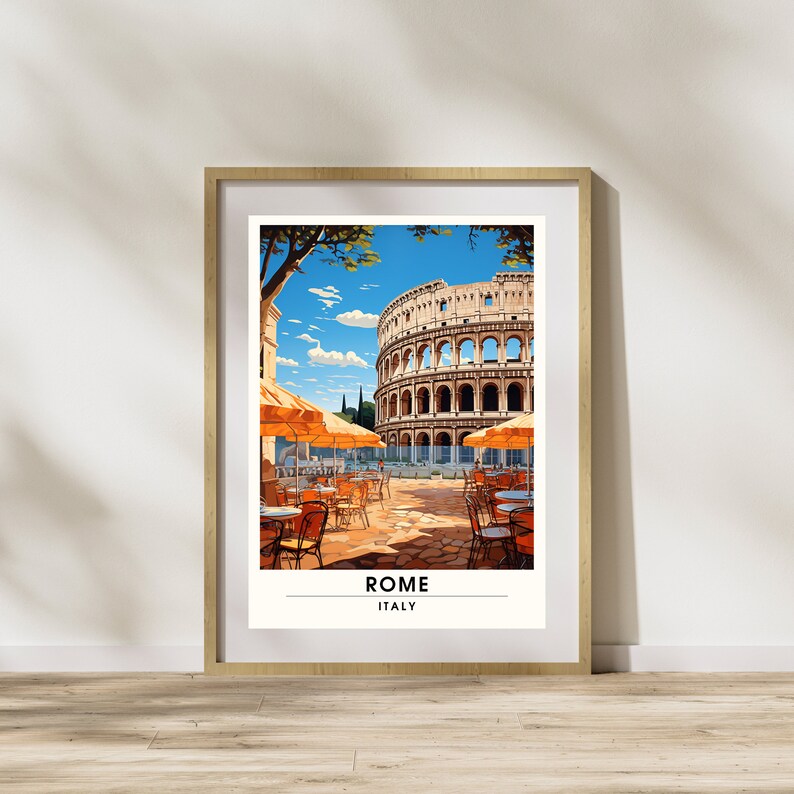 Pu&ograve; includere: Un poster vintage di viaggio con un'illustrazione colorata del Colosseo a Roma, Italia. Il poster mostra un caff&egrave; con tavoli e sedie di fronte al Colosseo. Il testo "ROMA ITALIA" &egrave; stampato in fondo al poster.