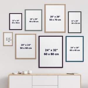 K&ouml;nnte beinhalten: Eine Sammlung gerahmter Kunstdrucke in verschiedenen Gr&ouml;&szlig;en, darunter 20 x 30 cm, 30 x 40 cm, 40 x 50 cm, 50 x 60 cm, 50 x 70 cm, 60 x 40 cm und 60 x 80 cm. Jeder Rahmen hat einen wei&szlig;en Innenraum mit Text.