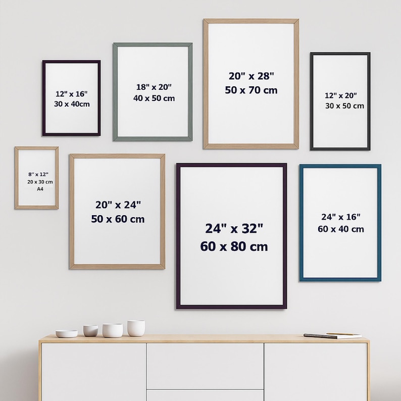 K&ouml;nnte beinhalten: Eine Sammlung gerahmter Kunstdrucke in verschiedenen Gr&ouml;&szlig;en, darunter 20 x 30 cm, 30 x 40 cm, 40 x 50 cm, 50 x 60 cm, 50 x 70 cm, 60 x 40 cm und 60 x 80 cm. Jeder Rahmen hat einen wei&szlig;en Innenraum mit Text.