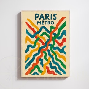 Può includere: Una stampa artistica incorniciata con le parole "PARIS MÉTRO" in blu scuro sopra un design astratto colorato. Linee ondulate in arancione, verde, giallo e blu creano un motivo vibrante su uno sfondo crema.