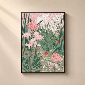 Peut inclure: Une impression d'art verticale encadrée représentant une illustration botanique stylisée avec des fleurs rose clair, un feuillage vert foncé et de petits accents rouges. La composition utilise des textures imprimées pour le jardin.