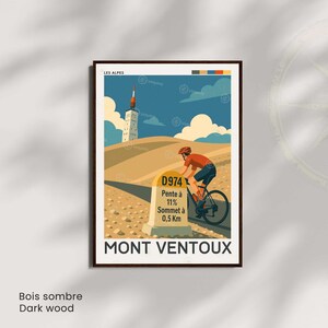 K&ouml;nnte beinhalten: Gerahmtes Poster mit einem Radfahrer, der den Mont Ventoux erklimmt. Das Kunstwerk hat einen Vintage-Reiseposter-Stil mit einer Farbpalette aus Beige, Blau und Orange. Das Poster enth&auml;lt den Text "MONT VENTOUX" und Details zum Aufstieg.