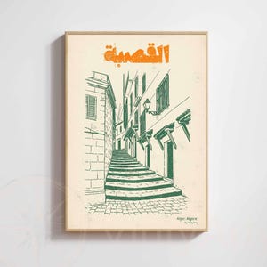 Peut inclure: Une affiche encadrée avec une illustration verte et beige d'une scène de rue avec des escaliers. Le texte arabe est en orange. L'affiche est intitulée "Alger, Algérie" en bas à droite.