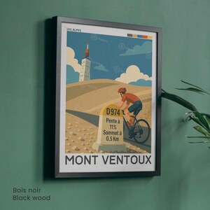 K&ouml;nnte beinhalten: Gerahmter Kunstdruck mit einem Radfahrer auf dem Mont Ventoux. Das Poster hat einen Vintage-Reisestil mit einem Radfahrer in Orange und Blau auf einem Fahrrad. Der Text "MONT VENTOUX" steht unten, mit "LES ALPES" oben.