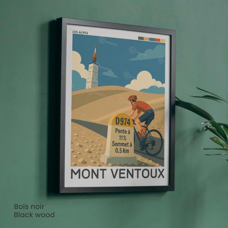 K&ouml;nnte beinhalten: Gerahmter Kunstdruck mit einem Radfahrer auf dem Mont Ventoux. Das Poster hat einen Vintage-Reisestil mit einem Radfahrer in Orange und Blau auf einem Fahrrad. Der Text "MONT VENTOUX" steht unten, mit "LES ALPES" oben.