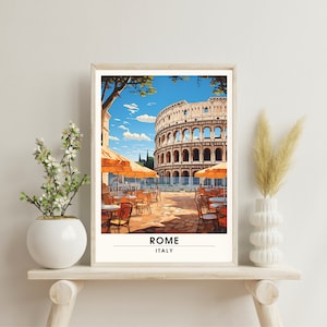 Pu&ograve; includere: Un poster vintage di viaggio con un'illustrazione colorata del Colosseo a Roma, Italia. Il poster mostra un caff&egrave; con ombrelloni arancioni e tavoli di fronte al Colosseo. Il testo "ROMA ITALIA" &egrave; stampato nella parte inferiore del poster.