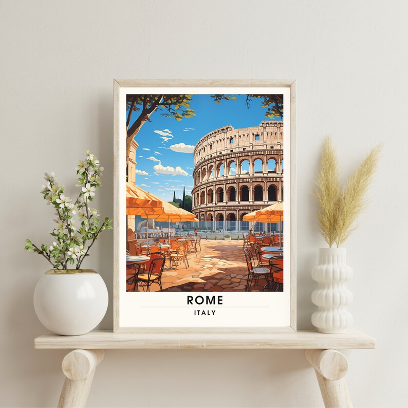 Pu&ograve; includere: Un poster vintage di viaggio con un'illustrazione colorata del Colosseo a Roma, Italia. Il poster mostra un caff&egrave; con ombrelloni arancioni e tavoli di fronte al Colosseo. Il testo "ROMA ITALIA" &egrave; stampato nella parte inferiore del poster.