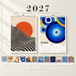 Puede incluir: Un calendario de pared 2027 con 12 láminas de arte para enmarcar. La vista superior muestra dos páginas: una con un gran círculo naranja sobre líneas onduladas blancas y negras, y otra con círculos concéntricos azules y amarillos y Bauhaus 1919.