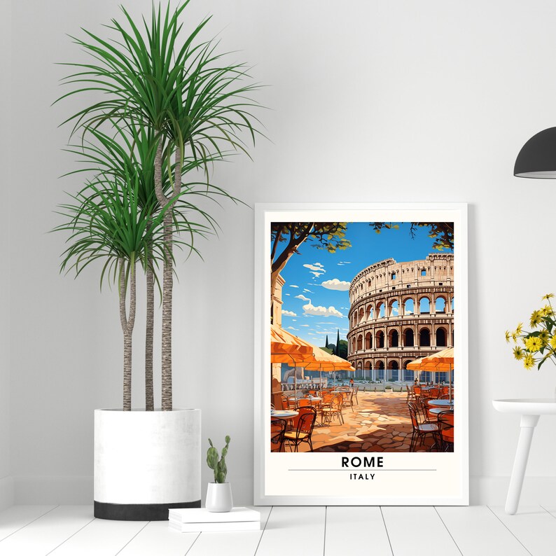 Pu&ograve; includere: Un'illustrazione colorata del Colosseo a Roma, Italia. L'illustrazione mostra il Colosseo con un cielo blu e nuvole bianche sullo sfondo. In primo piano ci sono tavoli e sedie con ombrelloni arancioni.