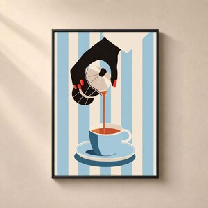 Könnte beinhalten: Ein gerahmter Kunstdruck, der eine schwarze Hand mit roten Fingernägeln zeigt, die Kaffee aus einer silbernen Mokkakanne in eine hellblaue Tasse mit Untertasse gießt. Der Hintergrund besteht aus vertikalen hellblauen und cremefarbenen Streifen.