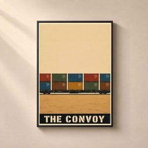 Könnte beinhalten: Ein gerahmtes vertikales Poster, das einen Zug mit gestapelten Containern in den Farben Rot, Grün, Blau und Gelb in einer Wüstenlandschaft zeigt. Der Text THE CONVOY ist in einer fetten, serifenlosen Schrift am unteren Rand abgedruckt.