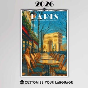 Peut inclure: Calendrier 2026 avec une illustration colorée d'un café parisien et l'Arc de Triomphe en arrière-plan. Le calendrier est relié par une spirale et affiche le texte "PARIS PLACE CHARLES DE GAULLE". Le bas du calendrier indique "CUSTOMIZE YOUR LANGUAGE".