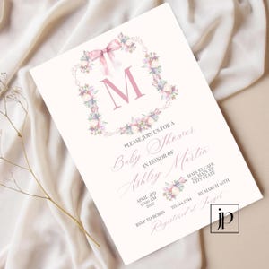Invitación para baby shower con escudo rosa, marco de flores vintage con lazo, plantilla editable para baby shower de niña millennial para Canva