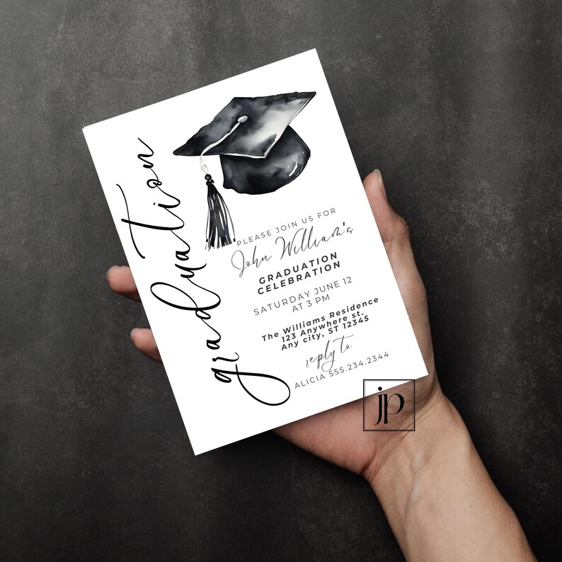 Zwarte afstudeerpet uitnodiging meisjes middelbare school diploma uitnodigingssjabloon bewerkbare mannen college zwart-wit afstudeerfeest uitnodiging downloaden afbeelding 4