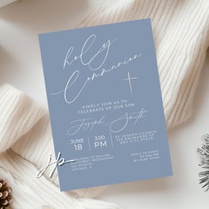Convite minimalista azul acinzentado para Primeira Comunhão de meninos com cruz - Modelo editável e moderno para festa de Primeira Comunhão - Download digital