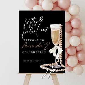 Plantilla de letrero de bienvenida "Fifty & Fabulous" con perlas y prosecco para la decoración de la fiesta del 50 cumpleaños. Letrero editable para la entrada del 40 cumpleaños con copa de champán.