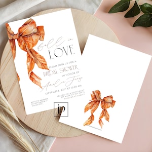 Puede incluir: Invitación de despedida de soltera blanca con un lazo naranja de acuarela y el texto "fall in LOVE". La invitación incluye detalles del evento, como la fecha, la hora y el lugar.