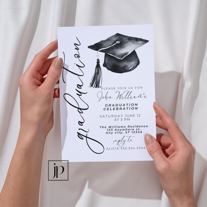 Zwarte afstudeerpet uitnodiging meisjes middelbare school diploma uitnodigingssjabloon bewerkbare mannen college zwart-wit afstudeerfeest uitnodiging downloaden afbeelding 5