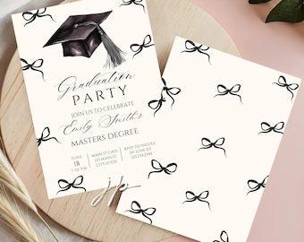 Op de afbeelding: Een uitnodigingskaart voor een afstudeerfeest met een zwarte afstudeerhoed met kwastje en zwarte strikillustraties op een crèmekleurige achtergrond. De tekst luidt Graduation PARTY JOIN US TO CELEBRATE Emily Smith's MASTERS DEGREE JUNE 18 7:30 PM.