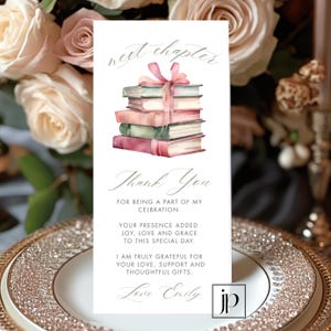 Tarjeta de agradecimiento con temática de libros, decoración de mesa de cuentos editable, plantilla de agradecimiento para despedida de soltera de Next Chapter, tarjeta de configuración de lugar de libros en rosa y salvia